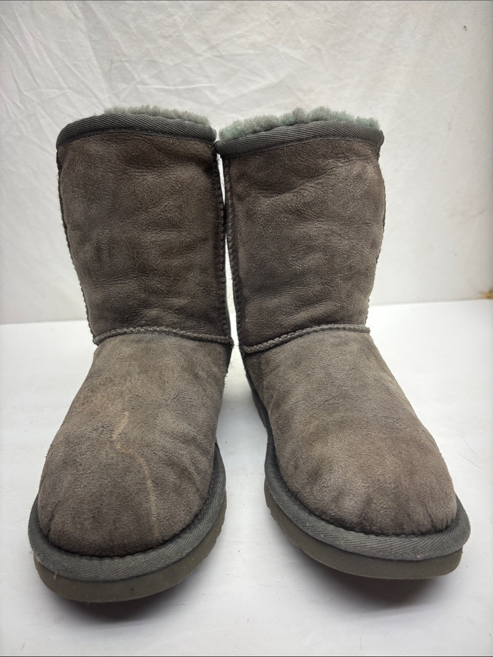 UGG Classic short boots, size 5 big girl, box 85
